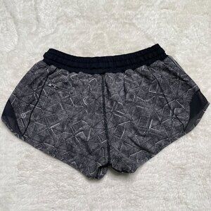 Lululemon Women's Black White Formation Alpine Hotty Hot Shorts Size 6 Reg